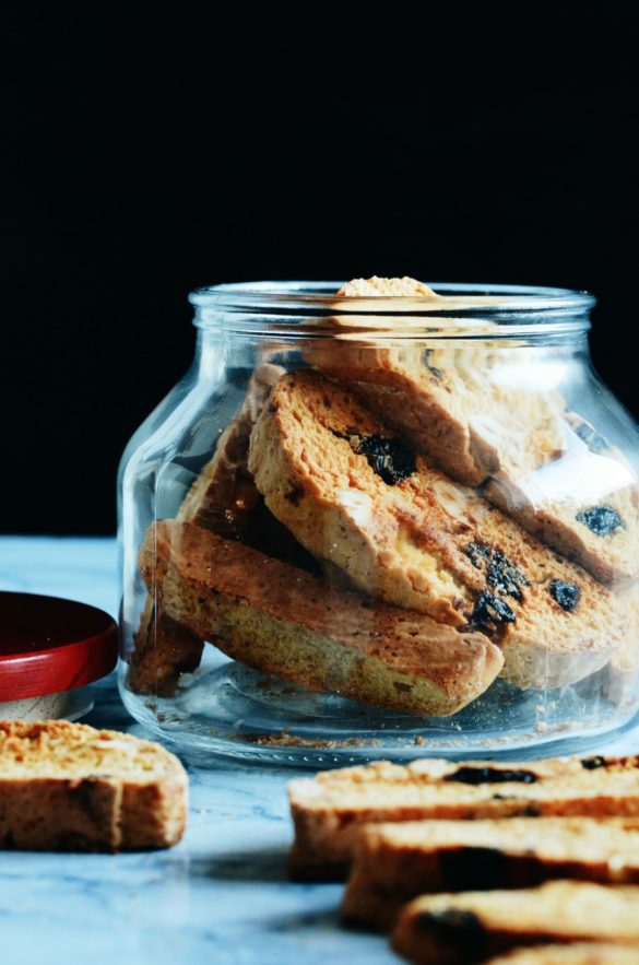Różane cantuccini z daktylami, migdałami i nerkowcami 34