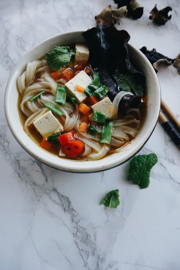 Zupa Pho z dynią, grzybkami shiitake, makaronem ryżowym i tofu <VEGE> 40