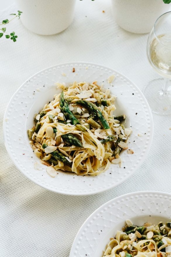 Tagliatelle ze szparagami i migdałami 48