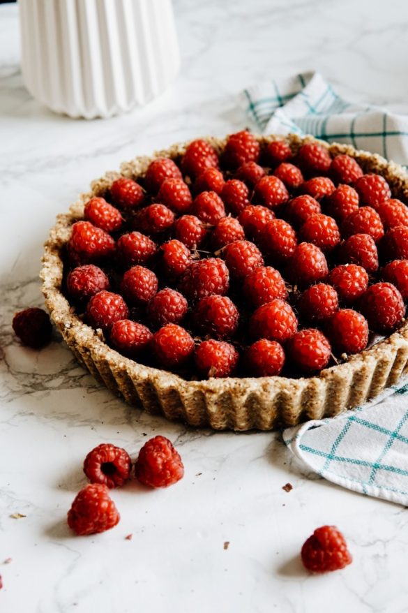Odżywcza tarta malinowa z czekoladą i kremem nerkowcowym 76