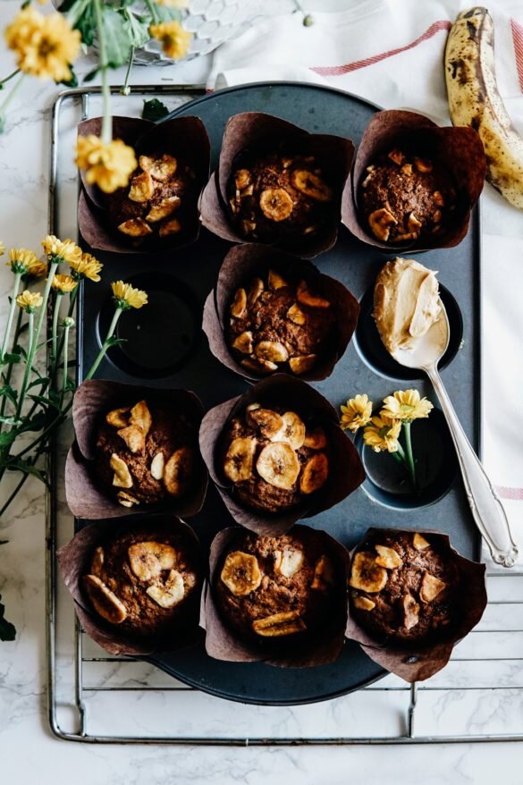 Muffiny z karmelizowanymi bananami, dżemem porzeczkowym i masłem orzechowym 8