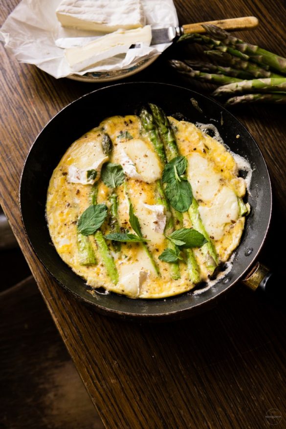 Omlet ze szparagami, camembertem i miętą 46