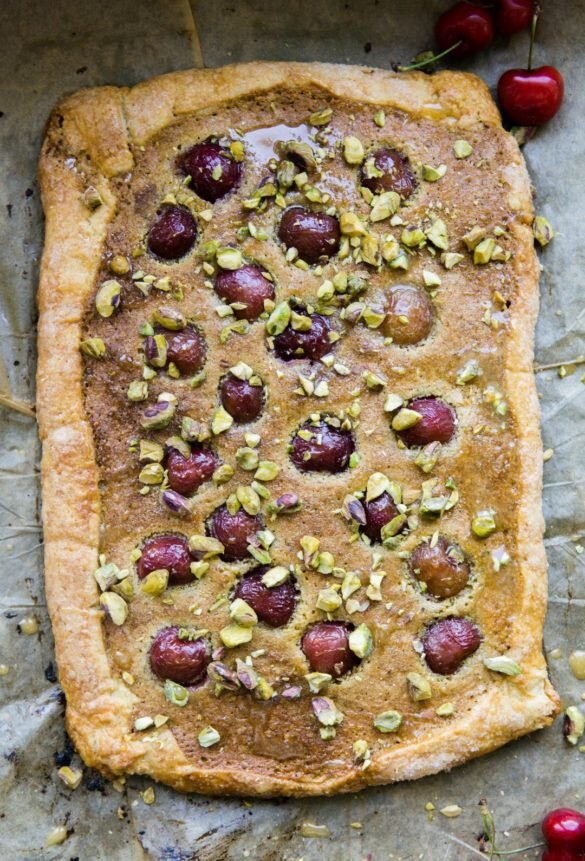 Tarta z kremem pistacjowym z kardamonem i wiśniami 56