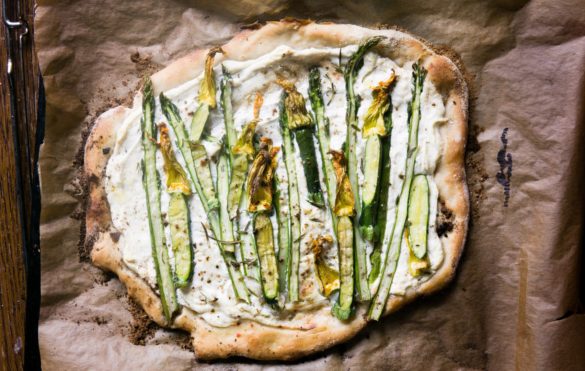 Pizza ze szparagami, kwiatami cukinii i ricottą 22