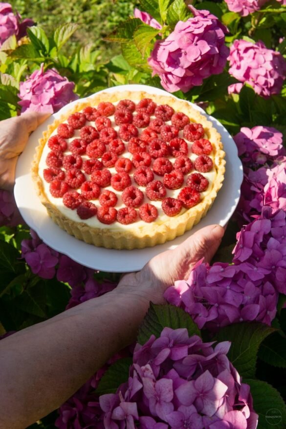 Tarta z kremem cytrynowym i malinami 18