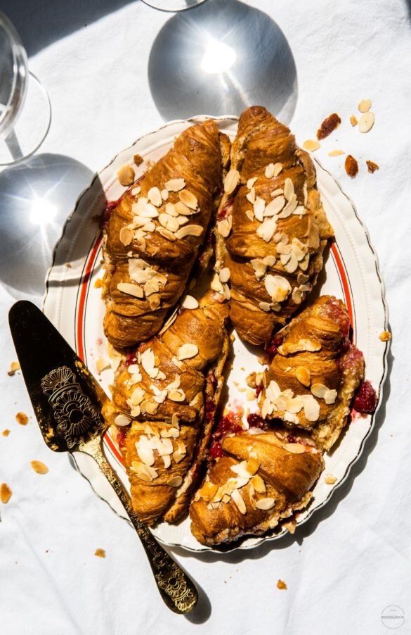 Croissanty zapieczone z kremem migdałowym i malinami 14