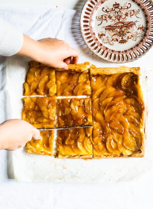 Francuska tarta z jabłkami i solonym karmelem 10