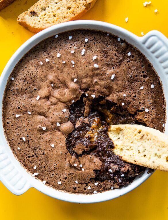 Pudding czekoladowy z kajmakiem i solą morską 4