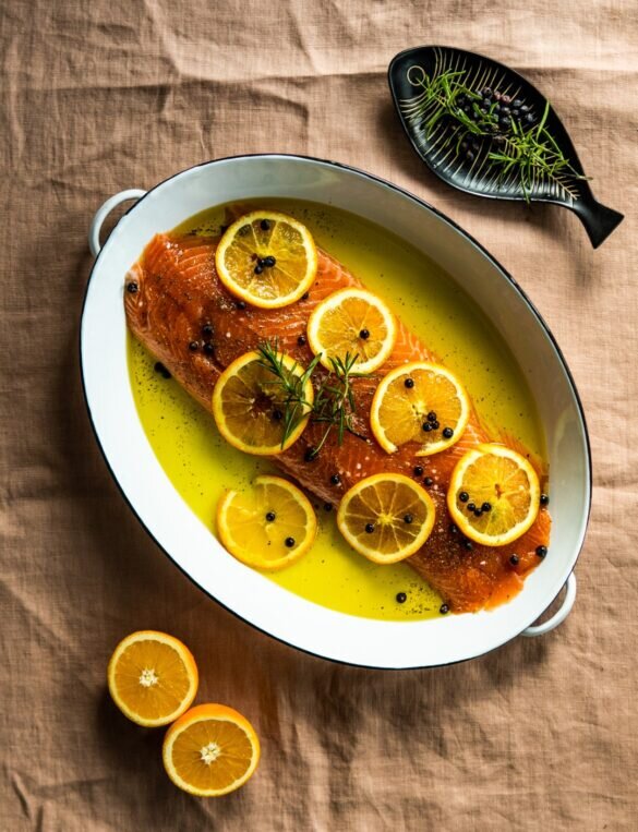 Płat łososia pieczony w oliwie z pomarańczami, rozmarynem i jałowcem 2