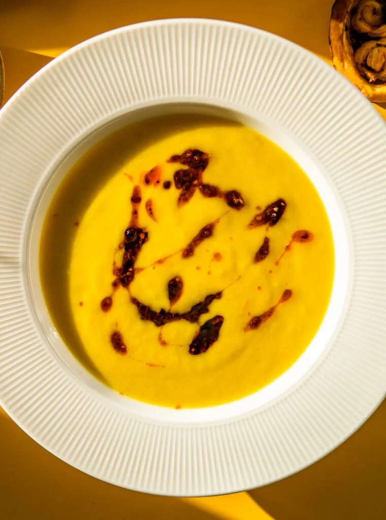 Krem z pietruszki z kurkumą i totalnie umamicznym sosem z chrupiącego chili 1 Krem z pietruszki z kurkumą i totalnie umamicznym sosem z chrupiącego chili 1