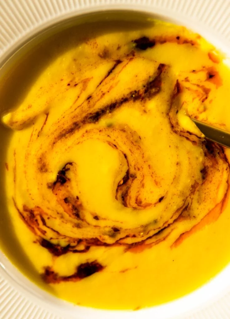 Krem z pietruszki z kurkumą i totalnie umamicznym sosem z chrupiącego chili 3 Krem z pietruszki z kurkumą i totalnie umamicznym sosem z chrupiącego chili 3