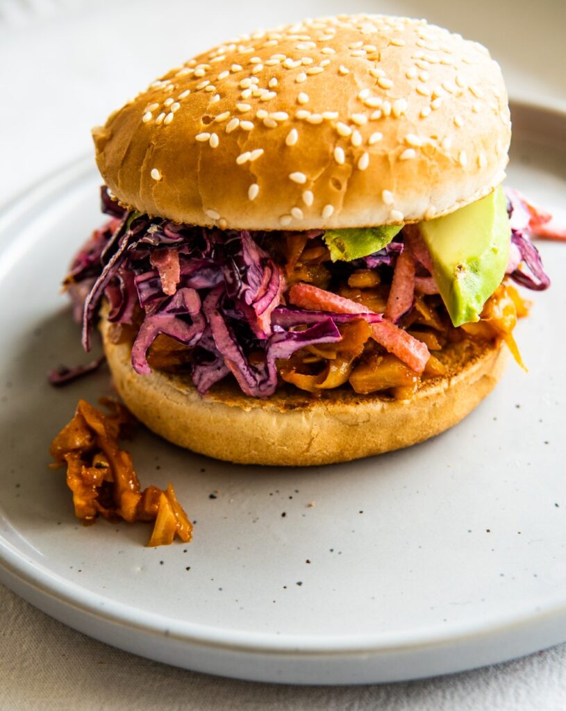 Burgery z pulled jackfruit, czyli wegański szarpany chlebowiec BBQ 2 Burgery z pulled jackfruit, czyli wegański szarpany chlebowiec BBQ 2