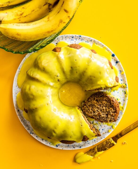 babka bananowa ze złocista polewą