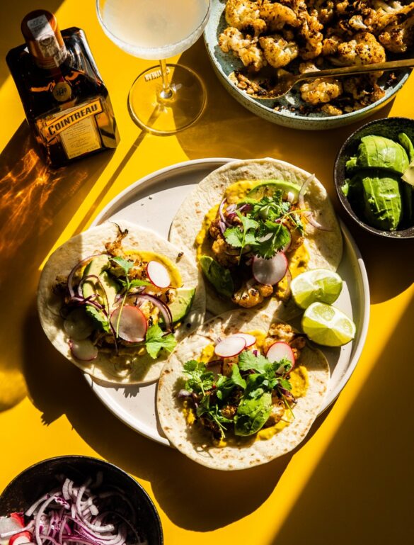 Tacos z pieczonym kalafiorem w miso i złocistym sosem orzechowym 4