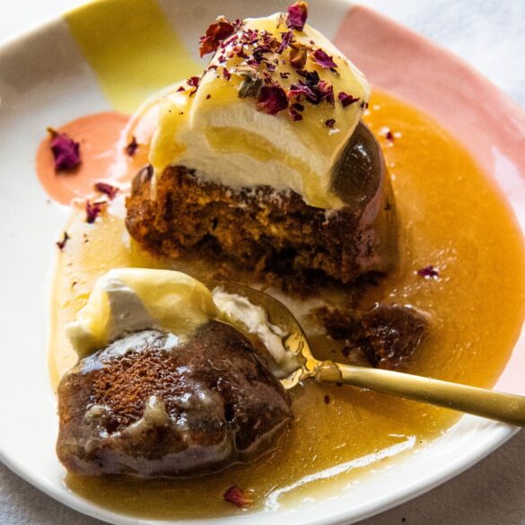 Ciasto daktylowe z sosem karmelowym