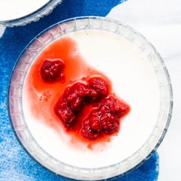 Panna Cotta z maślanką i różanymi malinami