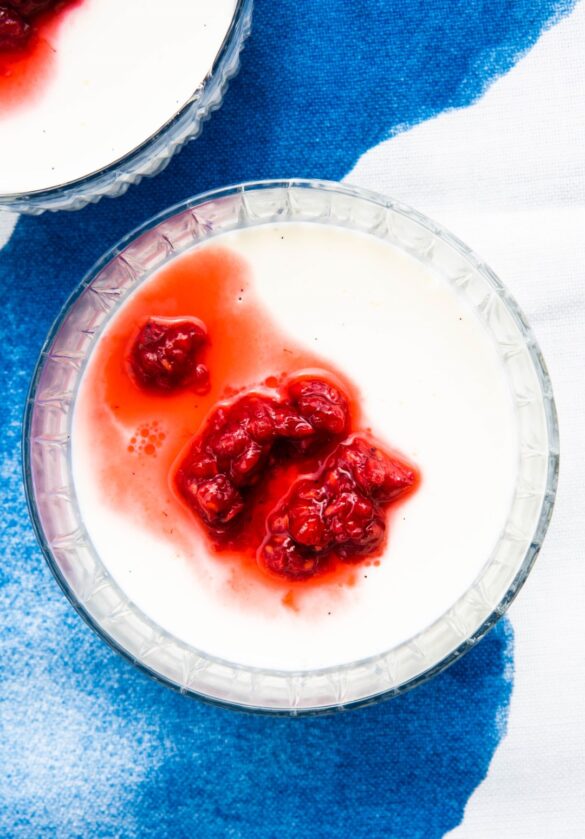 Panna Cotta z maślanką i różanymi malinami