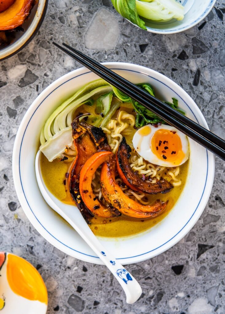 Pumpkin Spice Tahini-Miso Ramen z karmelizowaną dynią, pak choyem i olejem chili 1 Pumpkin Spice Tahini-Miso Ramen