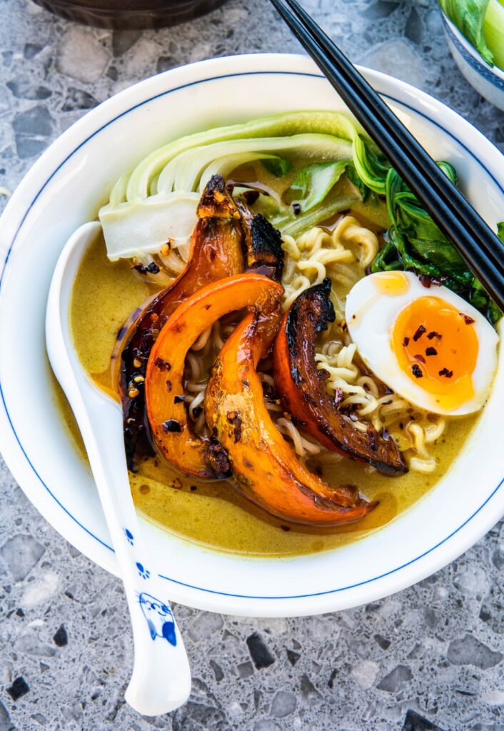 Pumpkin Spice Tahini-Miso Ramen z karmelizowaną dynią, pak choyem i olejem chili 2 Pumpkin Spice Tahini-Miso Ramen