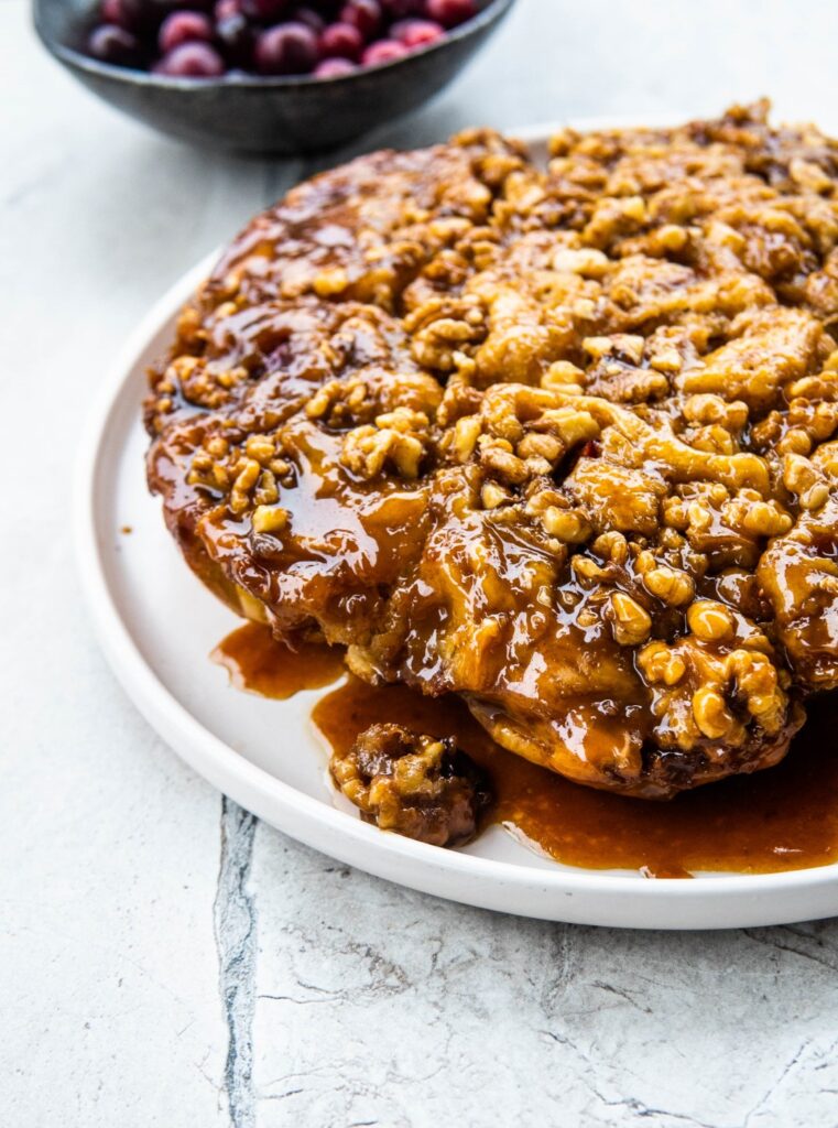 Sticky buns z orzechami włoskimi i żurawiną 2