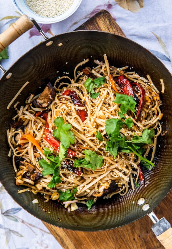 Smażony chiński makaron chow mein z chrupiącymi warzywami i grzybkami shiitake 1 Smażony chiński makaron chow mein z chrupiącymi warzywami i grzybkami shiitake 1