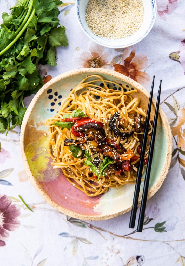 Smażony chiński makaron chow mein z chrupiącymi warzywami i grzybkami shiitake 2 Smażony chiński makaron chow mein z chrupiącymi warzywami i grzybkami shiitake 2
