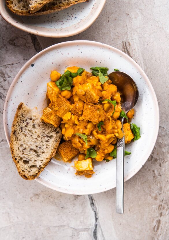 Gulasz z wędzonego tofu, ciecierzycy i harissy