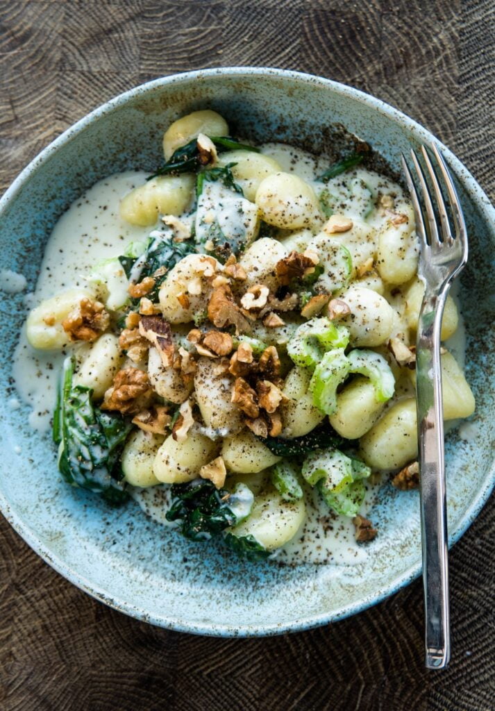 Gnocchi with Gorgonzola, Celery, Spinach, and Walnuts Sauce 1 Gnocchi w sosie gorgonzolowym z selerem, szpinakiem i orzechami włoskimi