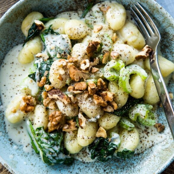 Gnocchi w sosie gorgonzolowym z selerem, szpinakiem i orzechami włoskimi