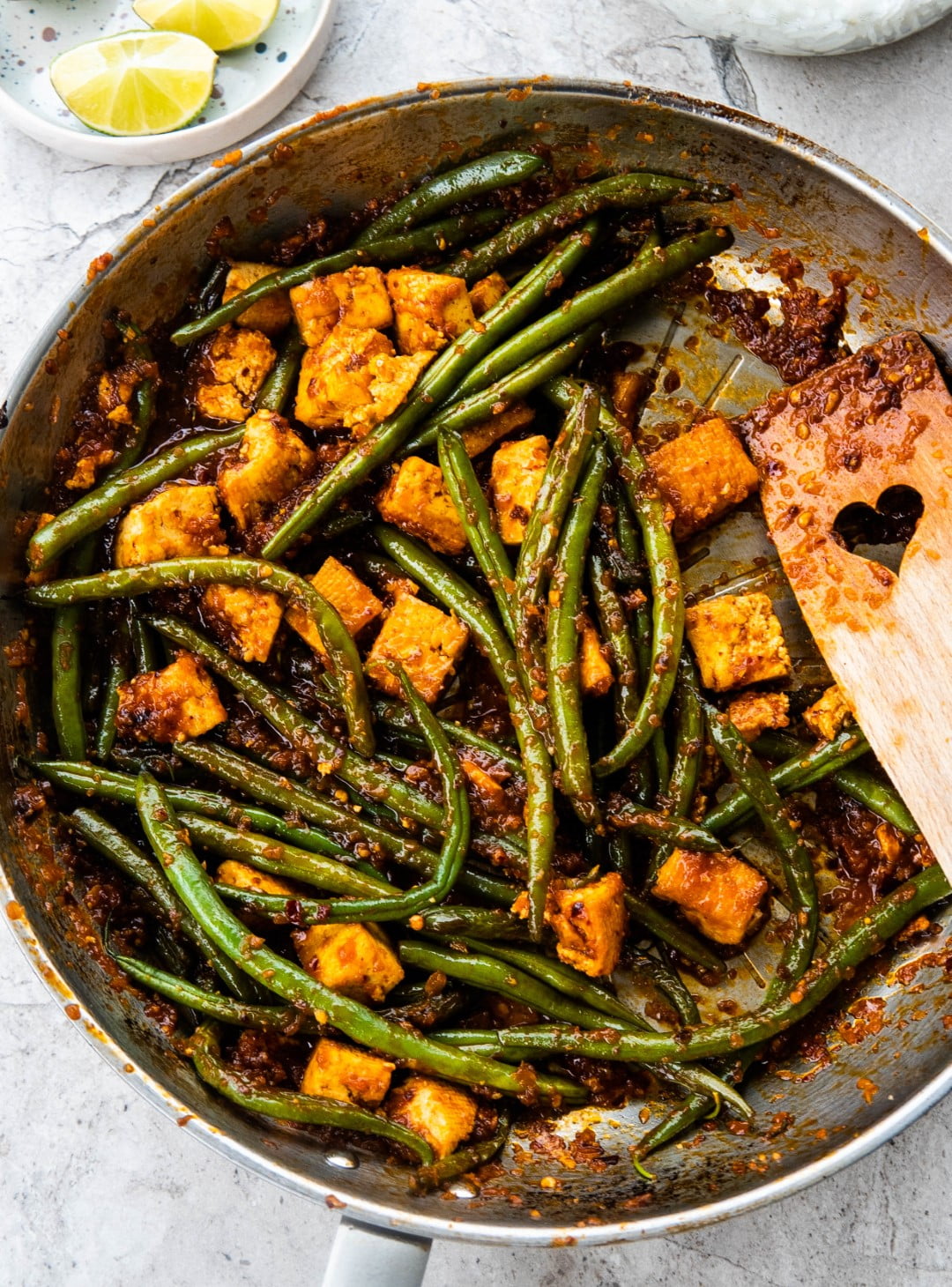 Fasolka szparagowa z tofu w sosie z chrupiącego chili Rozkoszny