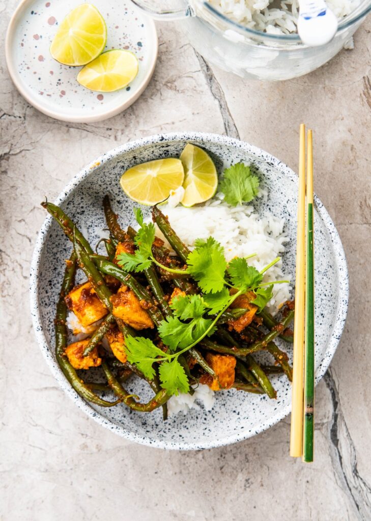 Fasolka szparagowa z tofu w sosie z chrupiącego chili 1 Fasolka szparagowa z tofu w sosie z chrupiącego chili