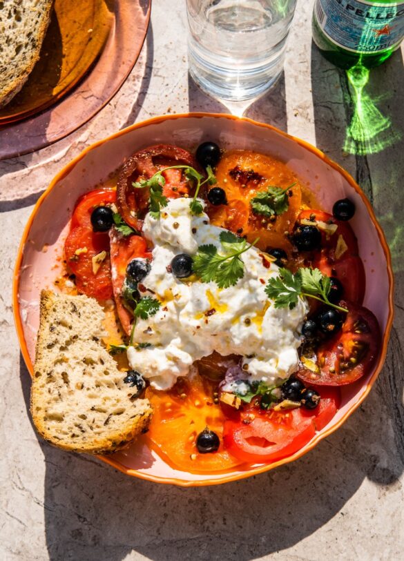 Burrata z kolorowymi pomidorami, porzeczkami i oliwą aromatyzowanym kruszonym chili i kolendrą 2