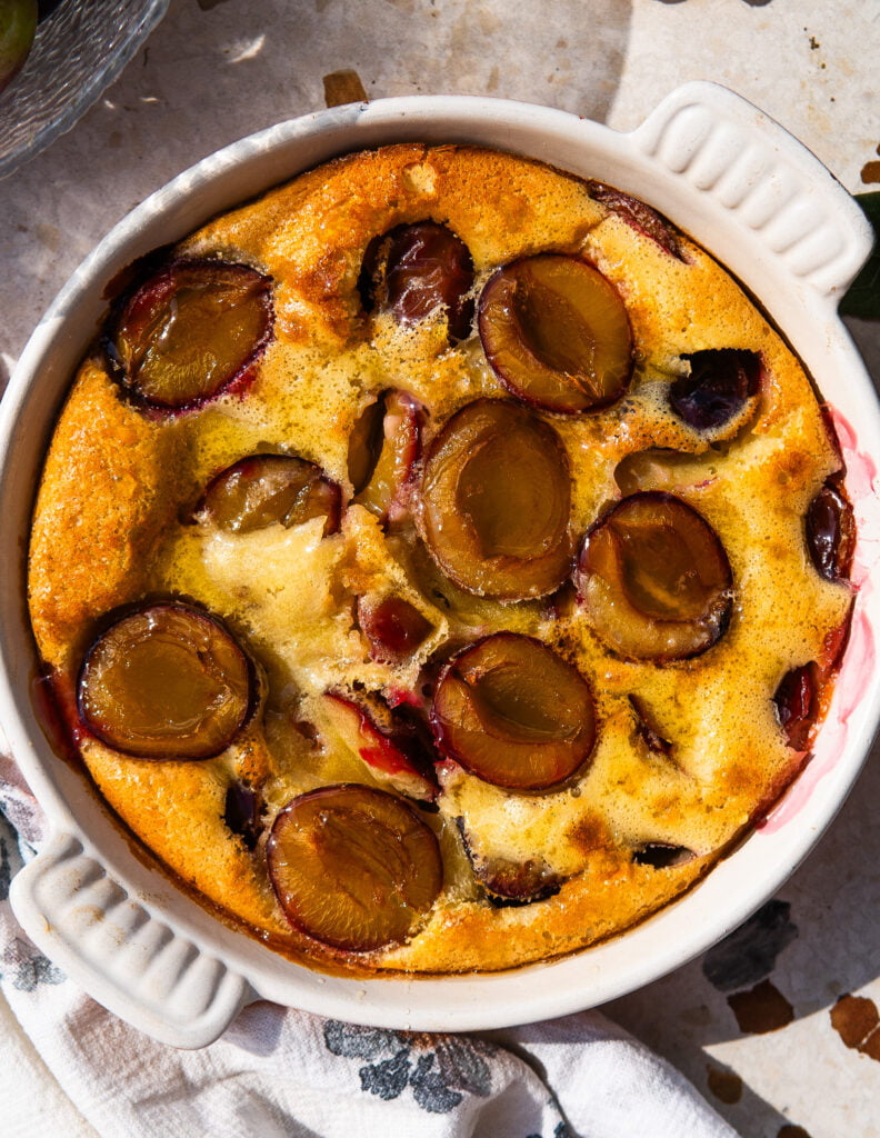 Clafoutis ze śliwkami i rozmarynem 1 Clafouti ze śliwkami i rozmarynem