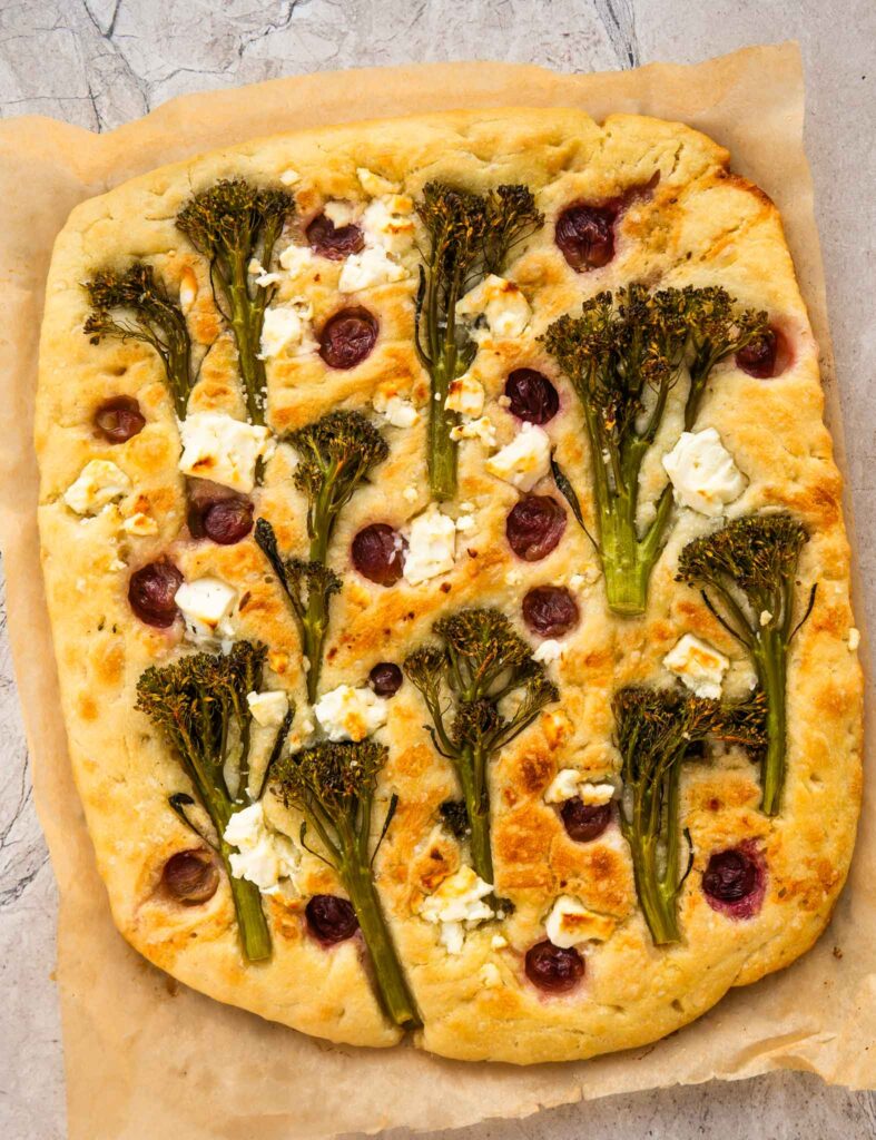  Focaccia z fetą, brokułem, winogronami i miodem 