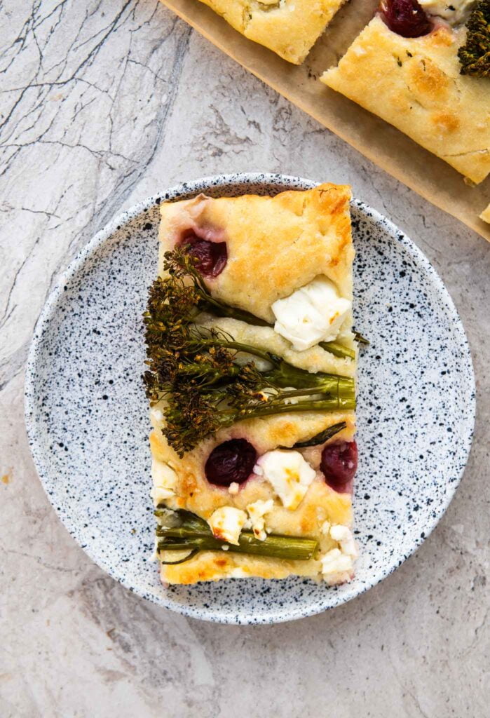  Focaccia z fetą, brokułem, winogronami i miodem 