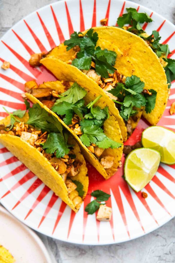 Tacos z wędzonym tofu, boczniakami i ostrymi orzeszkami 2