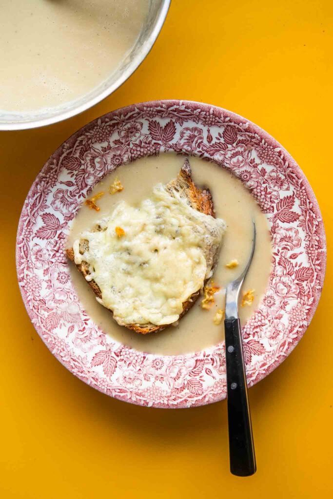 Zupa cebulowa miso z serowymi grzankami 1 Zupa cebulowa miso z serowymi grzankami 1