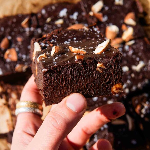 Brownie z solonymi migdałami