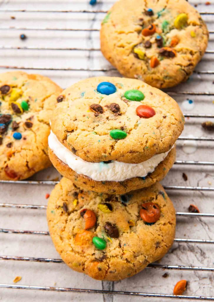 Lodowe ciasteczkowe kanapki z M&M’s 2 Lodowe ciasteczkowe kanapki z M&M’s
