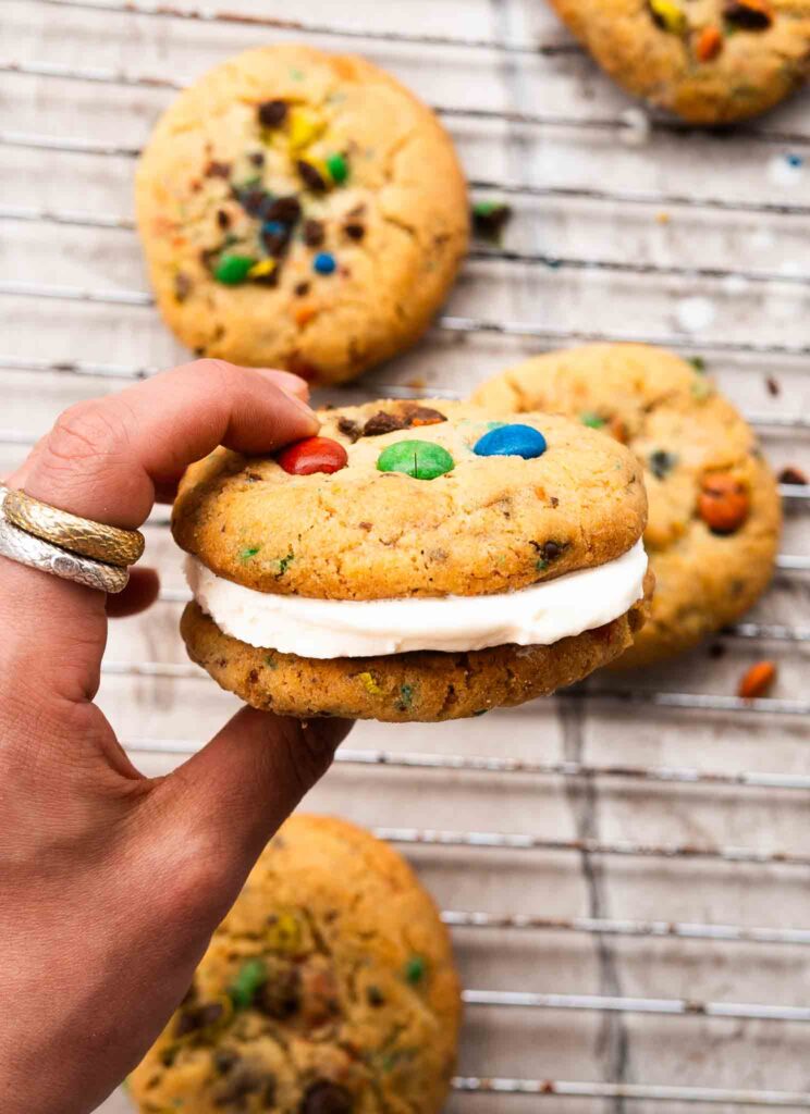 Lodowe ciasteczkowe kanapki z M&M’s 1 Lodowe ciasteczkowe kanapki z M&M’s