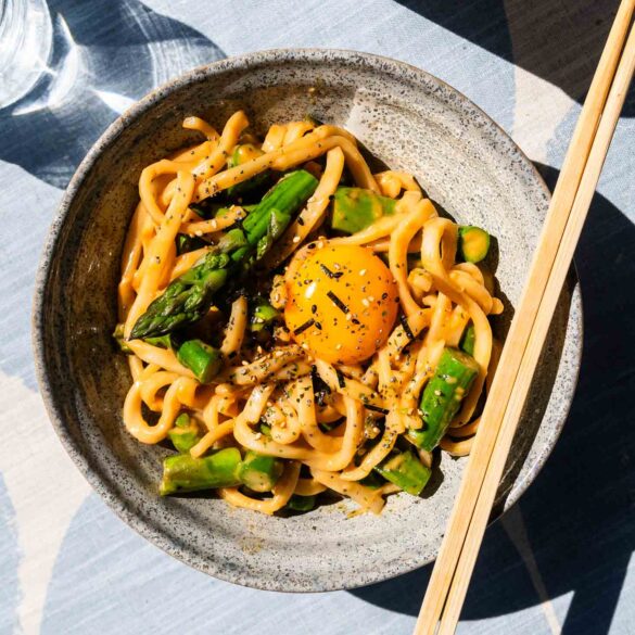 Udon z sosem miso, szparagami i żółtkiem