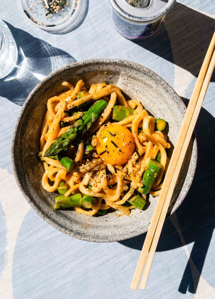 Udon z sosem miso, szparagami i żółtkiem 1 Udon z sosem miso, szparagami i żółtkiem