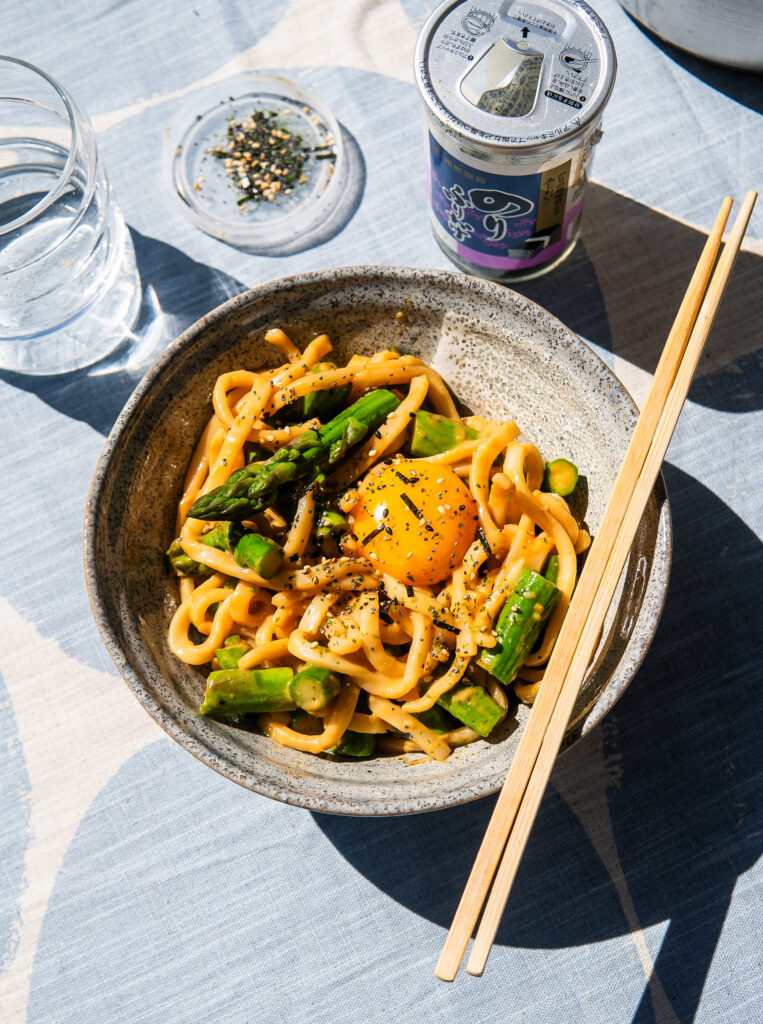 Udon z sosem miso, szparagami i żółtkiem 2 Udon z sosem miso, szparagami i żółtkiem