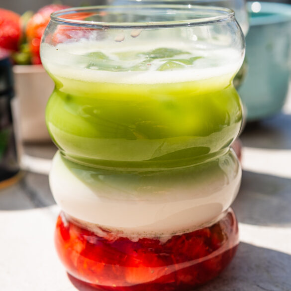 Truskawkowa matcha latte