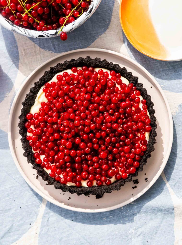 Tarta z kremem z białej czekolady i porzeczkami 1 Tarta z kremem z białej czekolady i porzeczkami