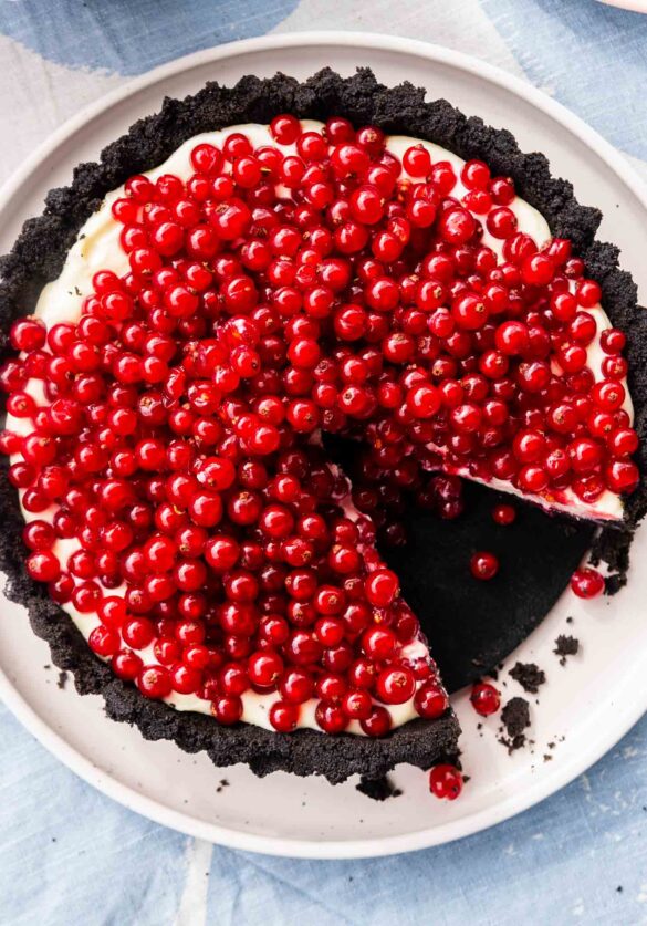 Tarta z kremem z białej czekolady i porzeczkami