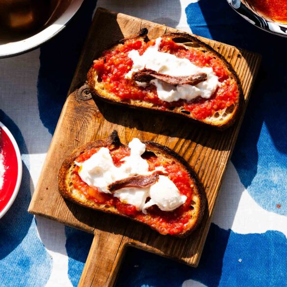 Pan con tomates z burratą i anchois