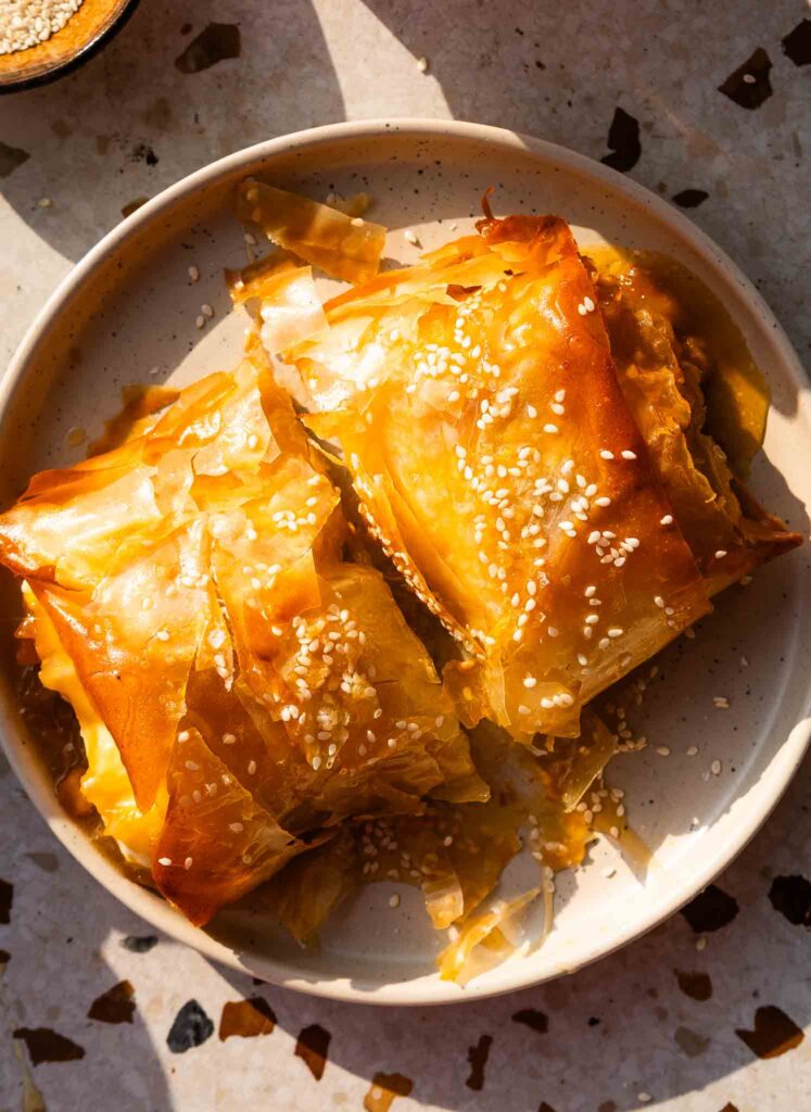 Chrupiąca feta w filo z brzoskwiniami 1 Chrupiąca feta z brzoskwiniami w cieście filo