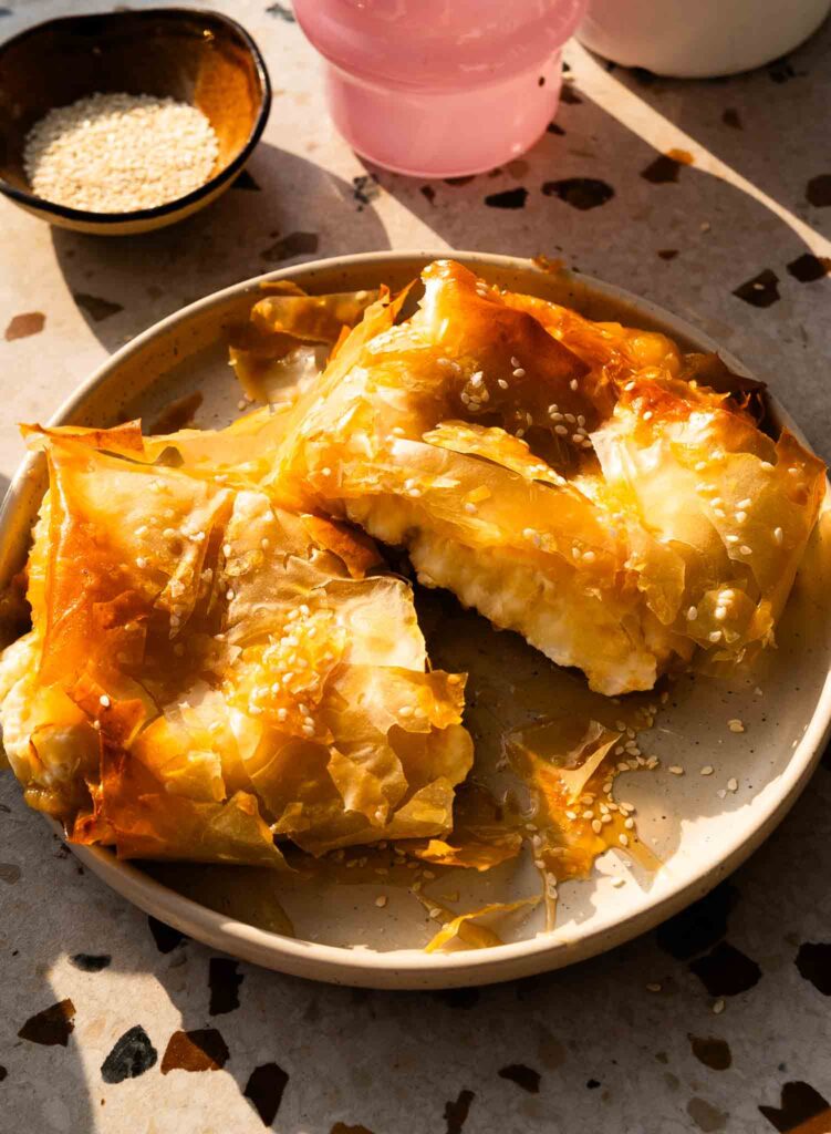 Chrupiąca feta w filo z brzoskwiniami 2 Chrupiąca feta z brzoskwiniami w cieście filo