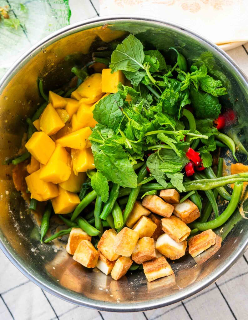 Tajska sałatka z fasolki szparagowej, mango i tofu 1 Tajska sałatka z fasolki szparagowej, mango i tofu